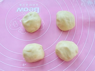 13、菠萝包,将酥皮也分成均匀的四份