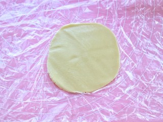 15、菠萝包,用擀面杖擀成薄厚均匀的面皮