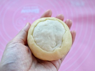 17、菠萝包,用大拇指把面团轻轻往酥皮里塞