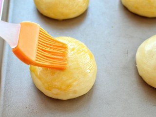 20、菠萝包,表面刷上一层蛋黄液