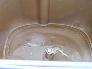 1、健康低脂 绵软拉丝厚底披萨,面包桶内放入水 油 盐