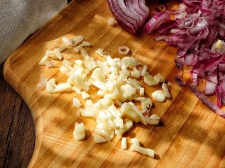 10、健康低脂 绵软拉丝厚底披萨,将蒜切成末