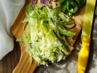 14、健康低脂 绵软拉丝厚底披萨,圆白菜切丝