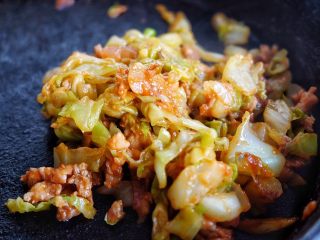 19、健康低脂 绵软拉丝厚底披萨,炒熟后盛出备用