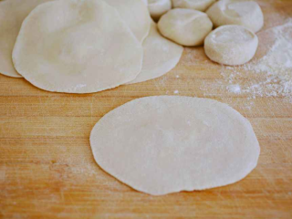 1、饺子皮可以做烤鸭饼,按扁，擀成饺子皮大小。