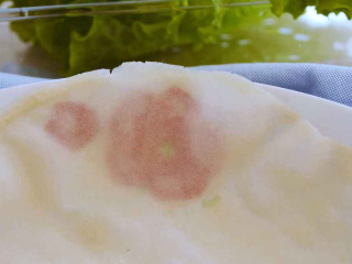 2、饺子皮可以做烤鸭饼,这是打开后的样子，盘子上的图案可以很清洗的透过。