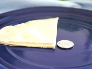 3、饺子皮可以做烤鸭饼,切开一张分4份，找了个一角钱的硬币比较了一下~