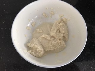 1、豆渣饼,这是煮豆浆滤出来的豆渣，约120g