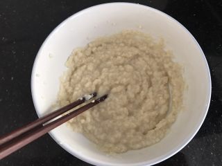 2、豆渣饼,搅拌至白糖融化