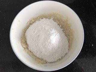 3、豆渣饼,加入糯米粉