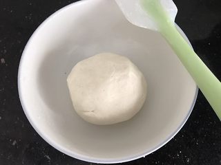 4、豆渣饼,刮刀搅拌成团或手揉成团