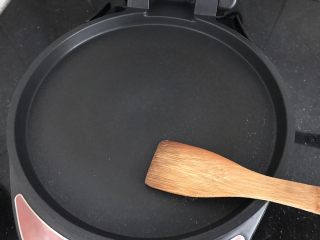 6、豆渣饼,预热电饼档，也可以用平底锅煎