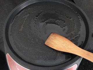 7、豆渣饼,轻轻刷上一层油