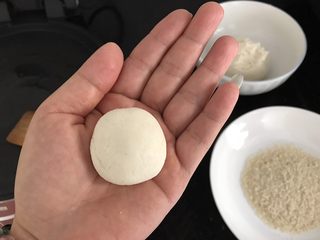 8、豆渣饼,揪一小团面，搓圆