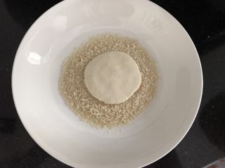 9、豆渣饼,再圧扁成薄饼，两面沾上面包糠