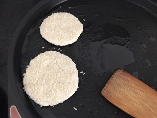 10、豆渣饼,放进电饼档煎