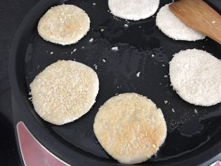 11、豆渣饼,煎至一面金黄就翻面