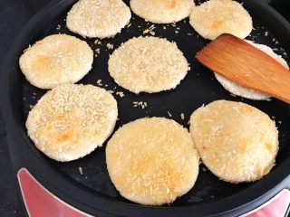 12、豆渣饼,直至两面金黄即可出锅！