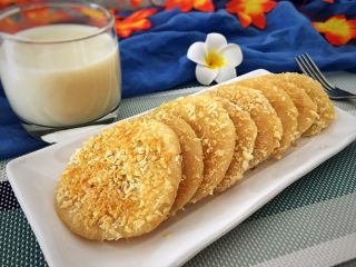 13、豆渣饼,外脆内糯，微甜香口！把豆渣这样利用起来，非常不错！一口煎饼一口豆浆，简单的早餐，也可以饱饱的小幸福！