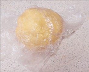 4、肉桂苹果派,入保鲜袋冷藏1小时；(面团揉成团即可，不要过分揉，以免影响烘烤后的酥脆程度)