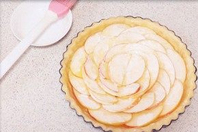 10、肉桂苹果派,在苹果片上刷层淡奶油