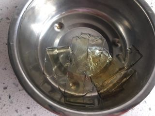 1、海洋之心戚风奶油蛋糕,吉利丁片用水泡软