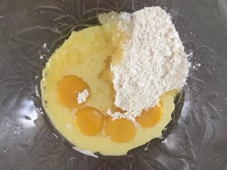 6、海洋之心戚风奶油蛋糕,黄油隔水融化，加入鸡蛋黄、低粉、绵白糖、可可粉，搅拌均匀。