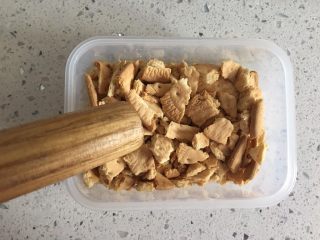 10、海洋之心戚风奶油蛋糕,将饼干掰小
