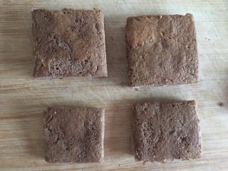 15、海洋之心戚风奶油蛋糕,将烤好蛋糕胚取出（步骤10），切成合适的大小