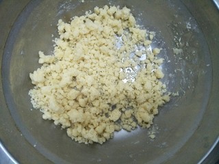 2、蓝莓酥粒蛋糕,用手抓均匀成小粒状成酥粒，由于天气热酥粒先放冰箱冷藏。