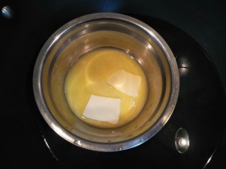 3、蓝莓酥粒蛋糕,用做蛋糕的材料量，黄油隔热水融化。