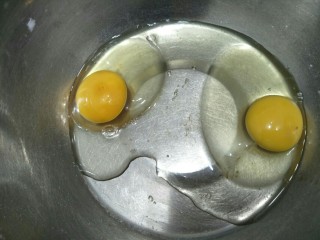 4、蓝莓酥粒蛋糕,鸡蛋打入干净的盘中。