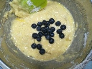 8、蓝莓酥粒蛋糕,加入部分蓝莓，留一部分蓝莓待用。