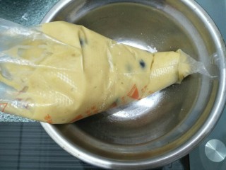 9、蓝莓酥粒蛋糕,将拌好的面糊装入裱花袋，裱花袋剪个口。