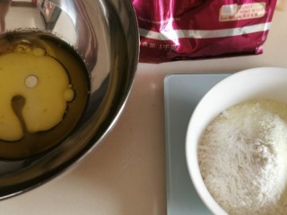 1、戚风蛋糕【低糖低脂，爱美女生的生日蛋糕】,按量备齐各种用料。