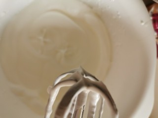 3、戚风蛋糕【低糖低脂，爱美女生的生日蛋糕】,打至蛋液完全打发，看见纹路，把打蛋器停下来提起，把已打发的蛋泡拉起成细尖形，立起不变弯就可以了。
