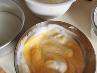 4、戚风蛋糕【低糖低脂，爱美女生的生日蛋糕】,用橡胶搅拌刀把约1/3的蛋清泡与蛋黄面粉浆混合，注意：千万不能打转搅动，要从底向上翻，搅拌刀只能向下插。