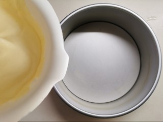 6、戚风蛋糕【低糖低脂，爱美女生的生日蛋糕】,倒进蛋糕烤盘，把蛋糕烤盘用力在台面上摔几下才放进烤箱，目的是把里面的汽泡排出。