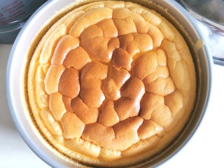 9、戚风蛋糕【低糖低脂，爱美女生的生日蛋糕】,冷却后，蛋糕收缩，表面像花一样美！