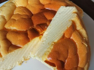 10、戚风蛋糕【低糖低脂，爱美女生的生日蛋糕】,切开蛋糕，口感细腻幼滑，非常好吃！
