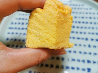 11、戚风蛋糕【低糖低脂，爱美女生的生日蛋糕】,气孔细密，弹性好，不太干也不太湿。