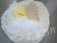 1、尼可拉可颂,将中筋面粉、水、盐、酵母粉、奶粉、糖和软化的无盐黄油一起放进厨师机的搅拌缸