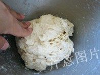 3、尼可拉可颂,搅拌至面团成团是停机检查面团的程度，面团略软一些容易操作，视情况酌量加入清水