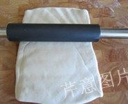 11、尼可拉可颂,用擀面杖敲打面片，使面皮与黄油贴合紧密，如果有气泡，用竹签扎小洞