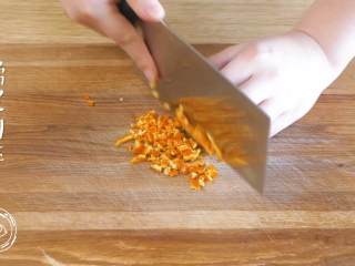 2、橘子果酱12m+（宝宝辅食）,首先，橘皮切碎备用~