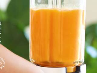 4、橘子果酱12m+（宝宝辅食）,橘子果肉放入料理机，榨成果浆。没有料理机，用研磨碗捣碎也是可以的哈~