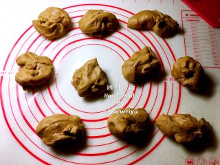 2、全麦杂粮面包,取出发酵好的面团，徒手进行排气。将其分割成均匀的十等份。