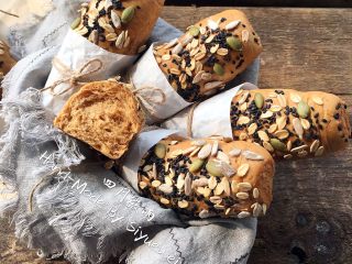 5、全麦杂粮面包,咬一口，哇塞好好吃～????