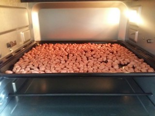 3、花生酱,放入烤箱中层,烤箱不用预热。上下管160度烤10分钟即可。(烤箱的温度和时间根据自己的烤箱来定,中途注意观察花生的颜色,以免烤糊。)