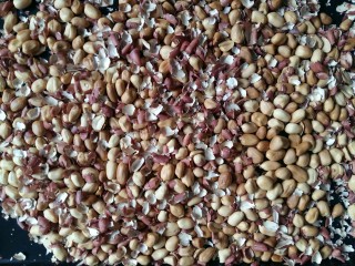 5、花生酱,放凉后用手搓,去皮 。